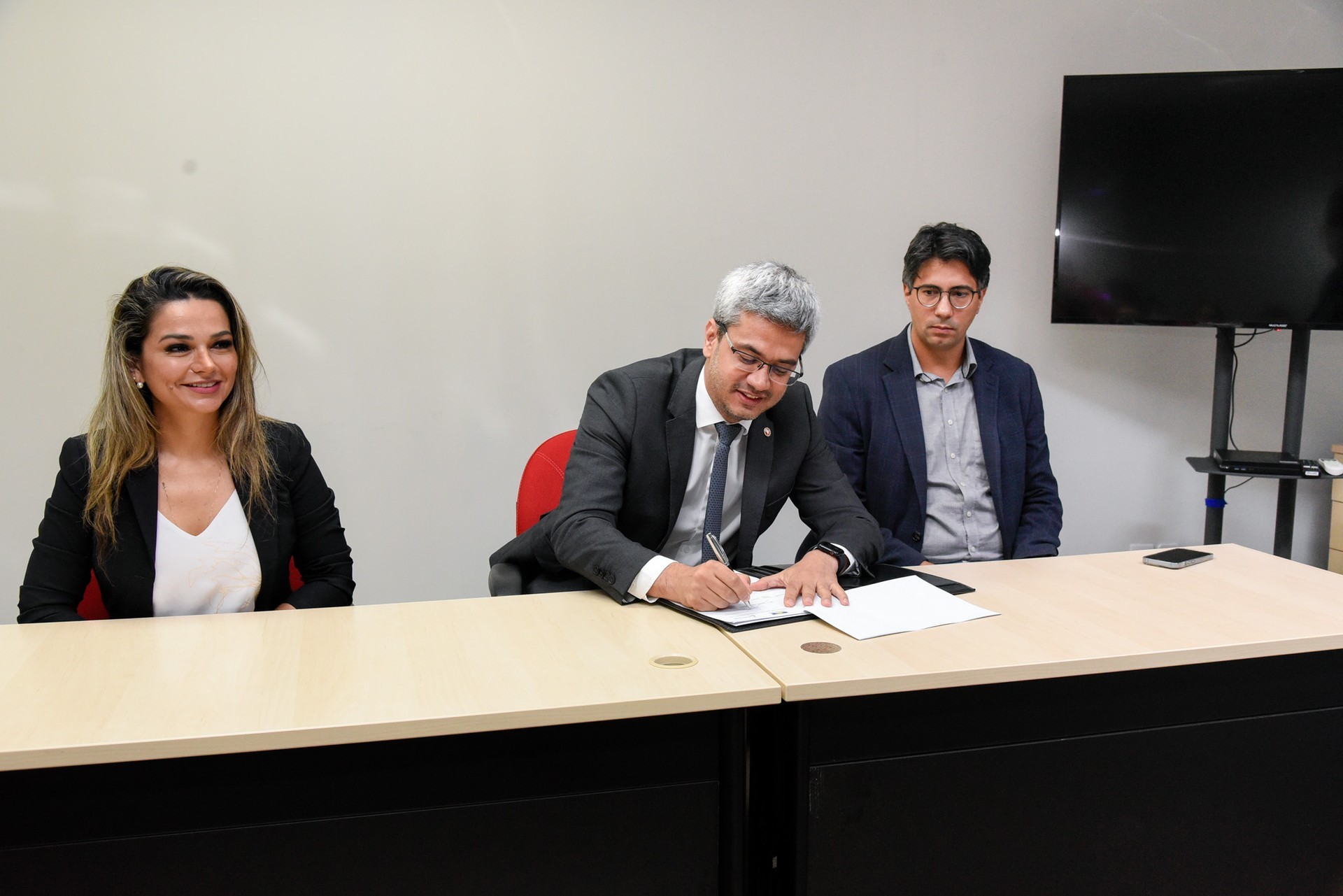 Procurador-geral de Justiça, Luciano Casaroti, assina acordo com a Energisa e BRK