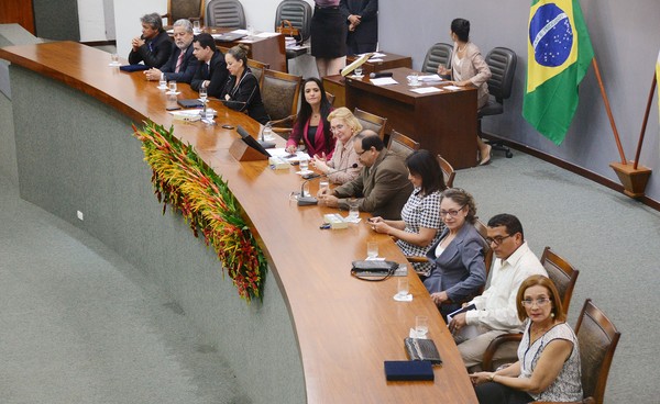 Mesa de autoridades da sessão solene