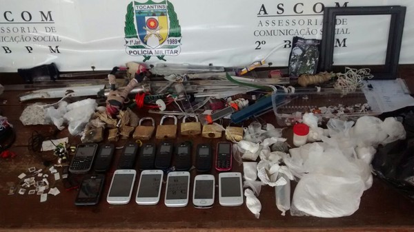 Celulares, entorpecentes e armas brancas apreendidos no Barra do Grota