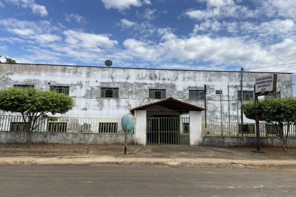 Escola tinha mais de 20 anos e foi fechada por risco de desabamento