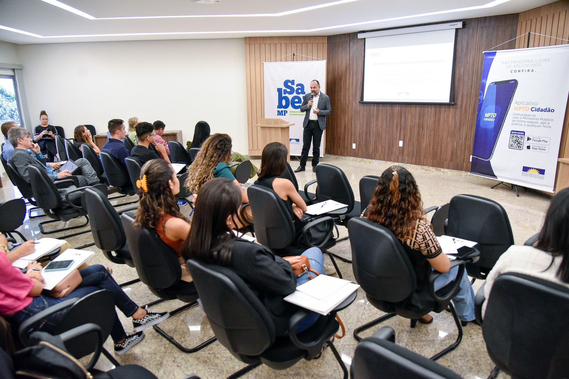 Momento da palestra do promotor de Justiça Celsimar Custódio