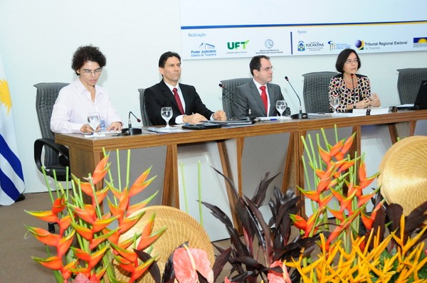 Mesa da conferência foi integrada por representante do MPE