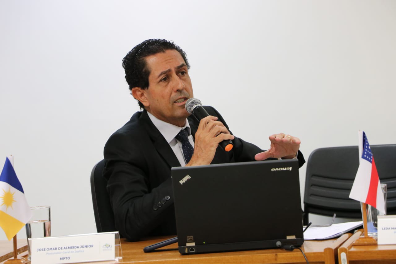 José Omar durante reunião