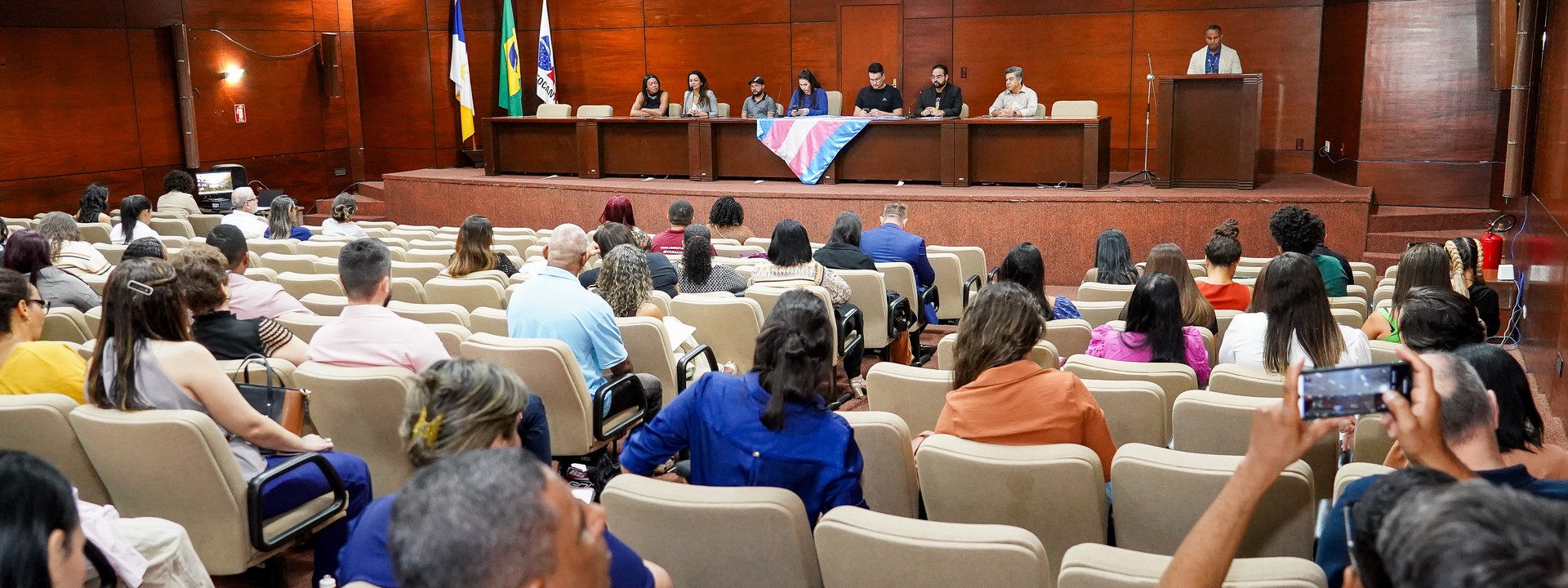 Promotora de Justiça Araína Cesárea aponta lacuna entre as políticas públicas existentes e a realidade do atendimento, defendendo a construção de soluções com base no diálogo