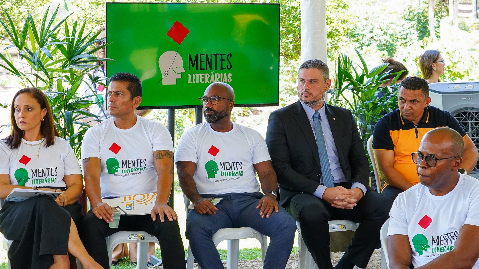 Promotor Octahydes Ballan Junior (paletó) representou o procurador-geral Abel Andrade Leal Júnior no evento literário