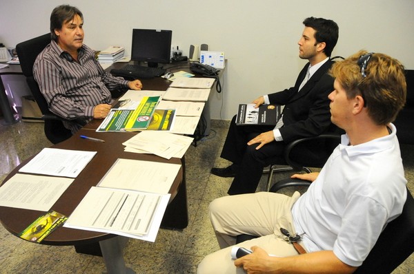 Integrantes do sindicato em reunião com o Procurador Marco Antônio Alves Bezerra