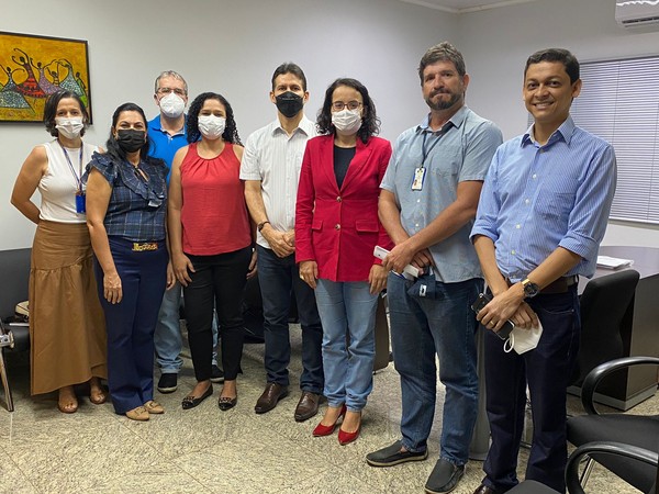 Durante a reunião, os participantes discutiram sobre a utilização de laboratórios e produtos entre as instituições