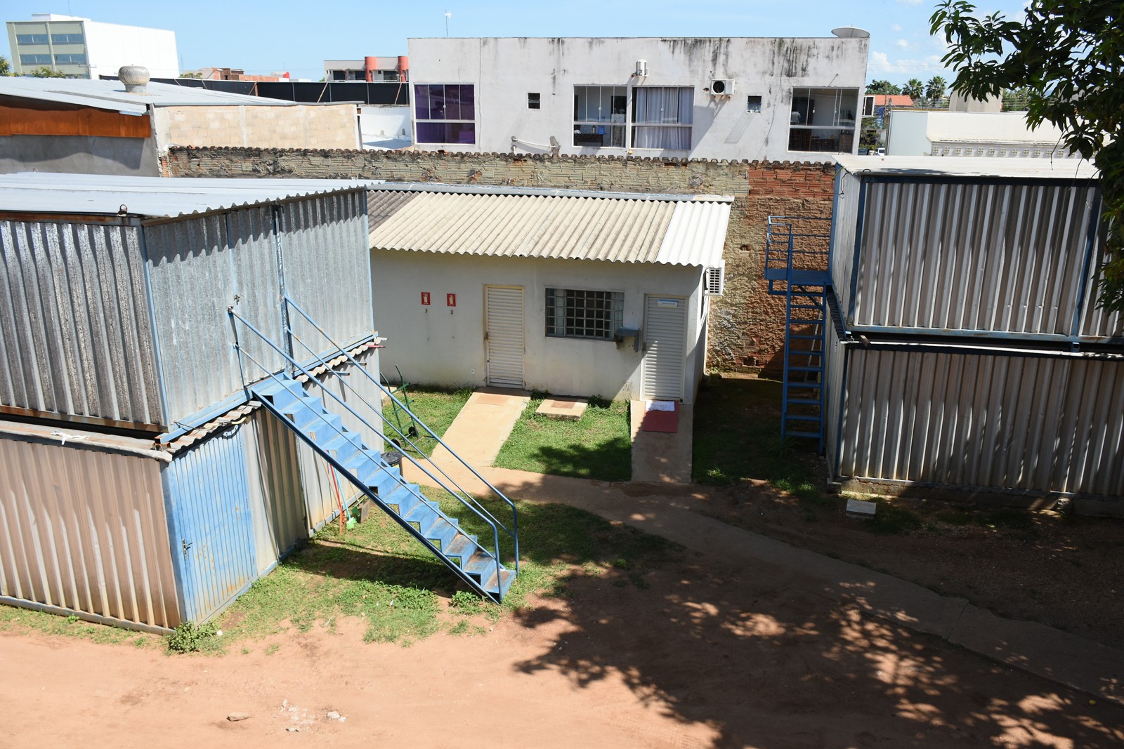 Prontuários médicos guardados em containers