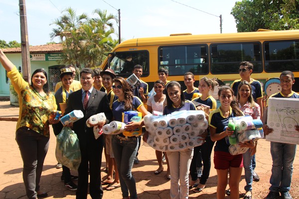 O Promotor de Justiça Adailton Saraiva e os alunos de Colinas do TO