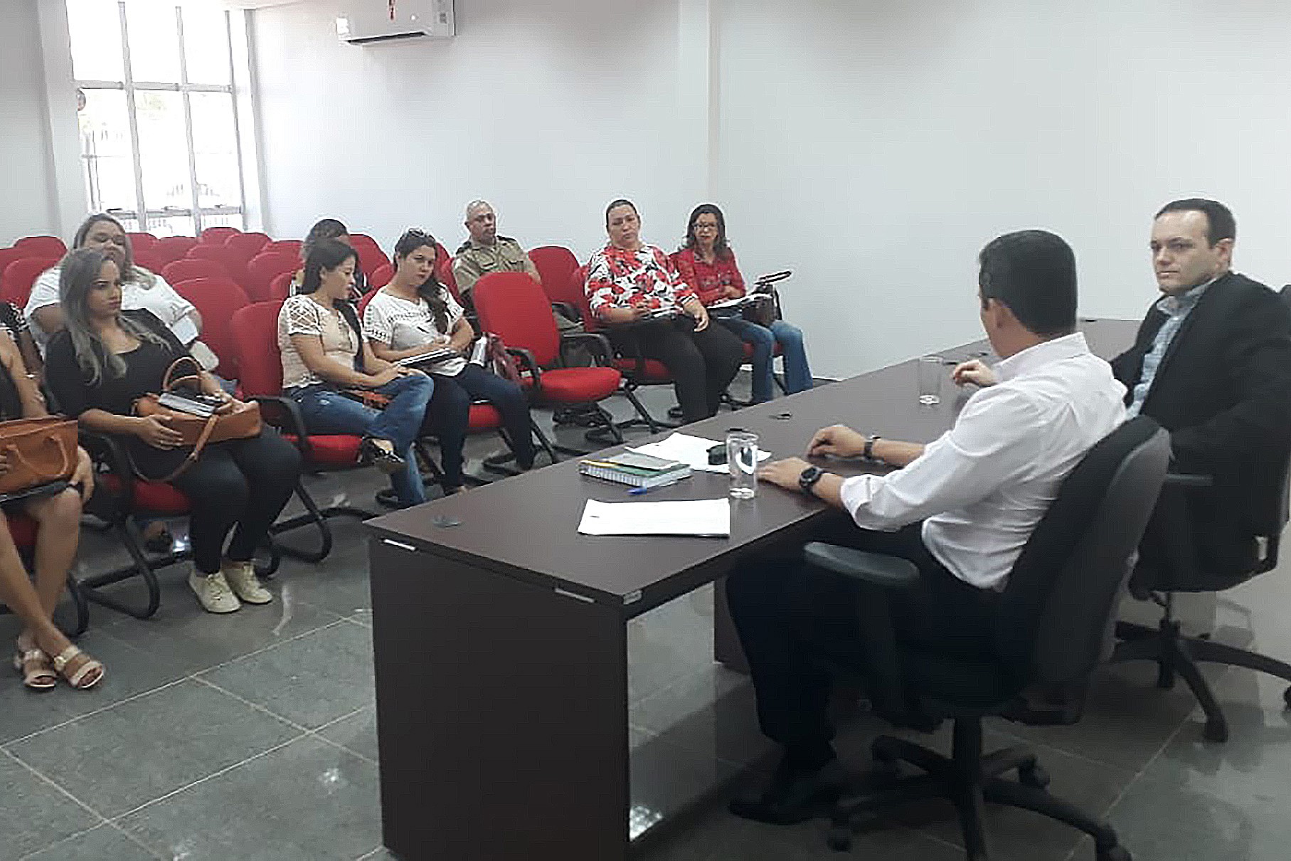 Promotor de justiça Luiz Antônio Francisco Pinto esteve à frente da reunião