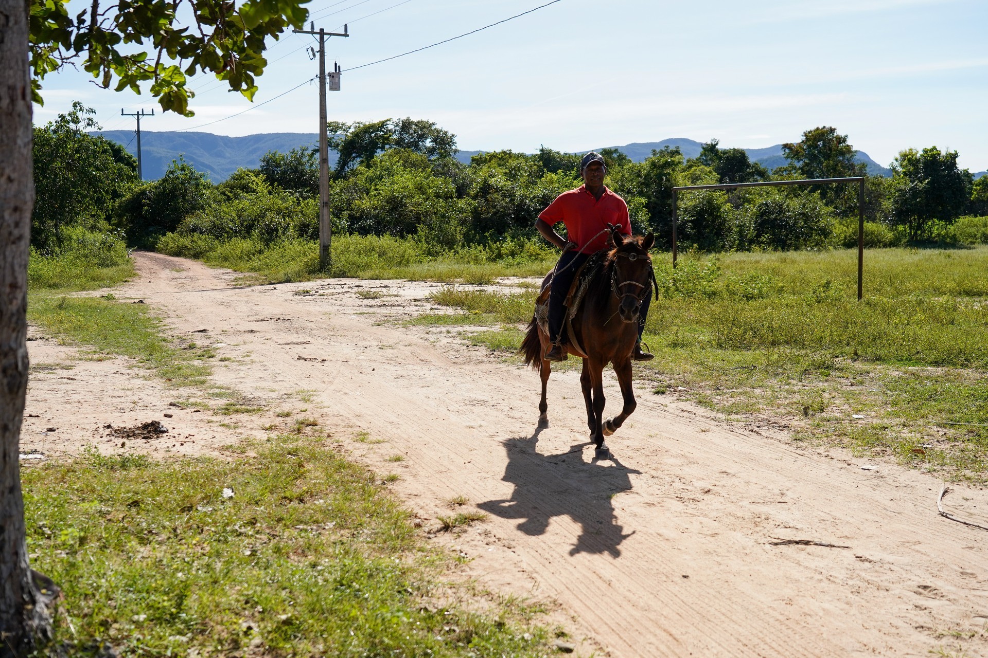 Os moradores chegaram na reunião a cavalo, a pé ou de carona