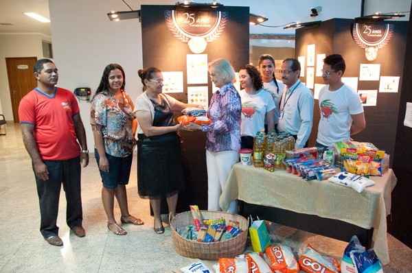 Equipes do MPE e Arap durante a entrega