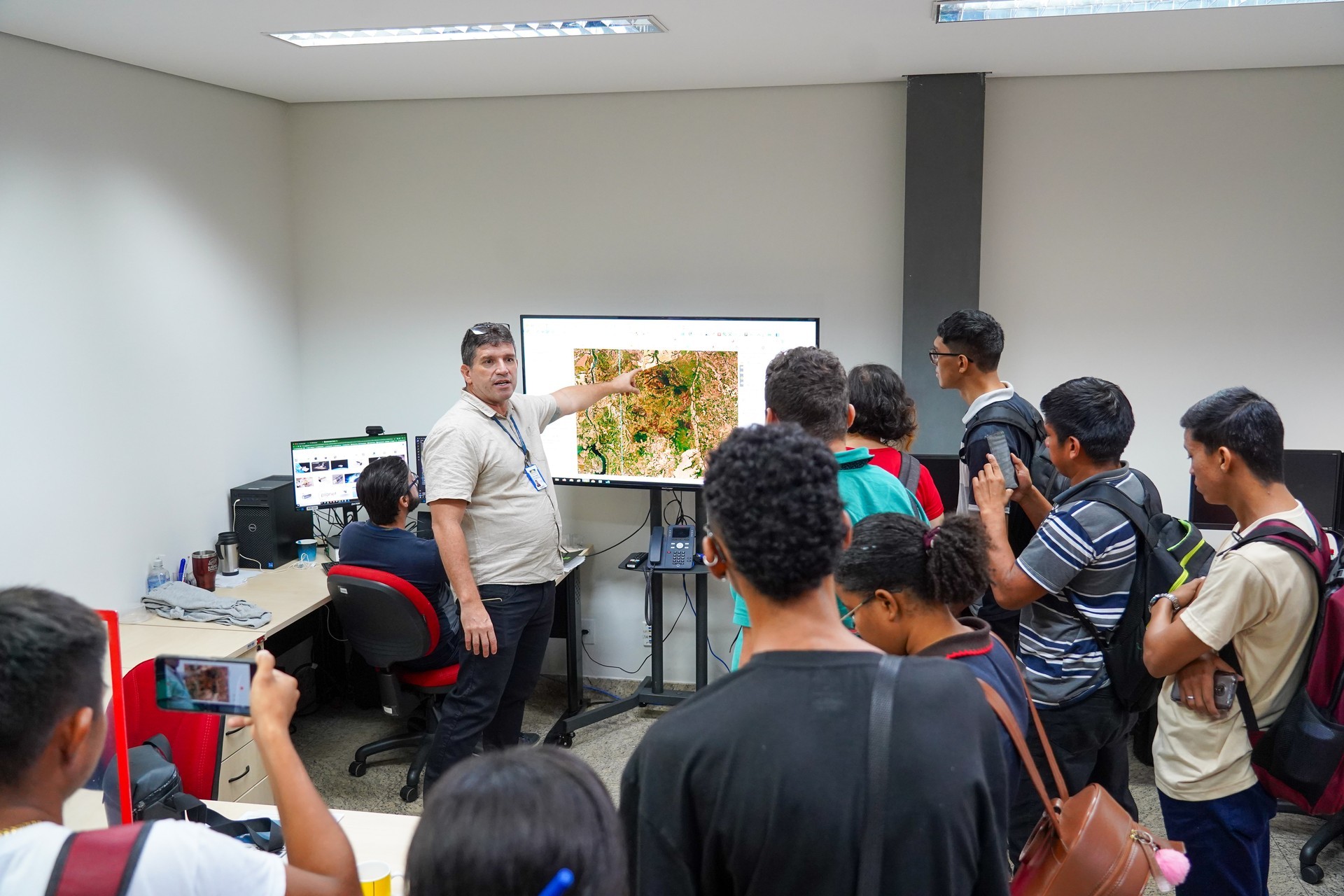 Os estudantes conheceram do Caoma e os sistemas de monitoramento