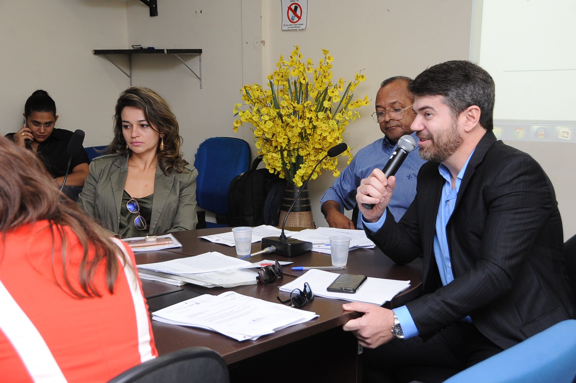 Promotor de Justiça Thiago Ribeiro durante reunião do CES