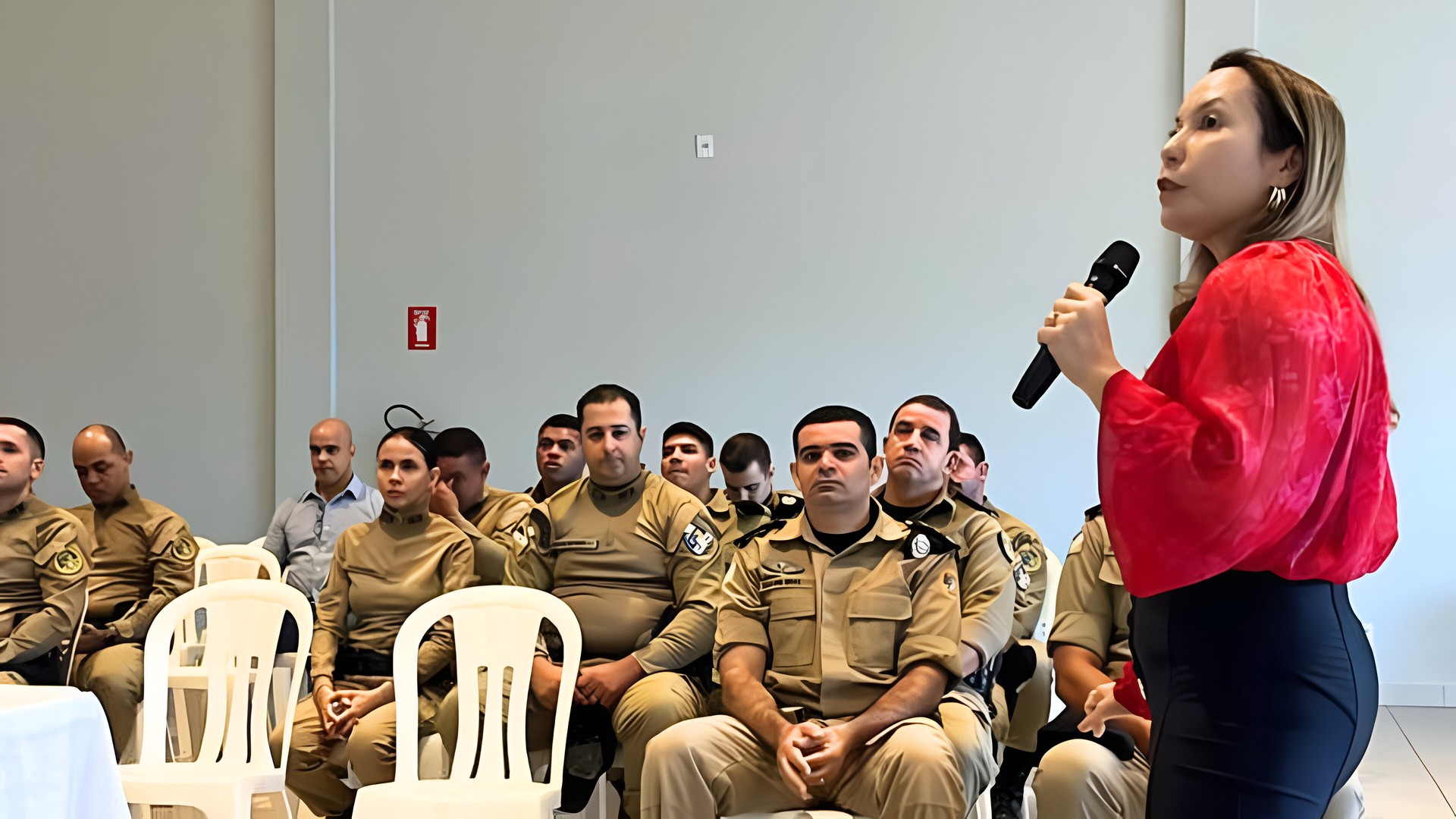 Promotora conversa com policiais