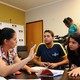 Estudantes voluntários ensaiam para gravar vídeo