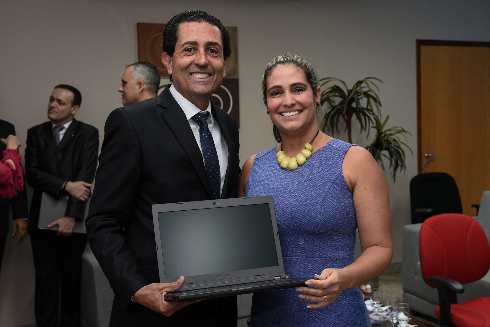 Thais Cairo Souza Lopes também recebeu notebook das mãos do PGJ