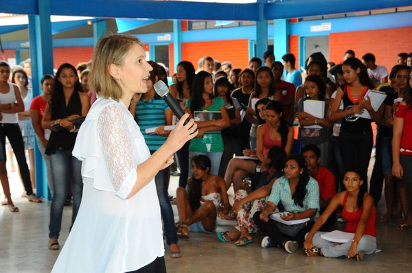 Promotora fala aos alunos do CEM de Taquaralto