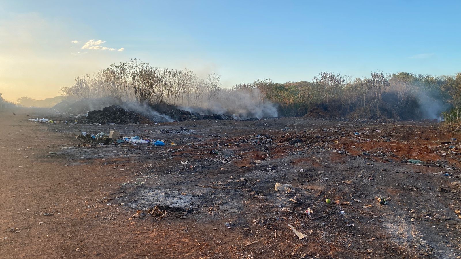 Lixão a céu aberto contaminou o lençol freático, emitiu gases nocivos e acumulou grande quantidade de pneus com água parada, que facilitaram a proliferação de doenças virais.