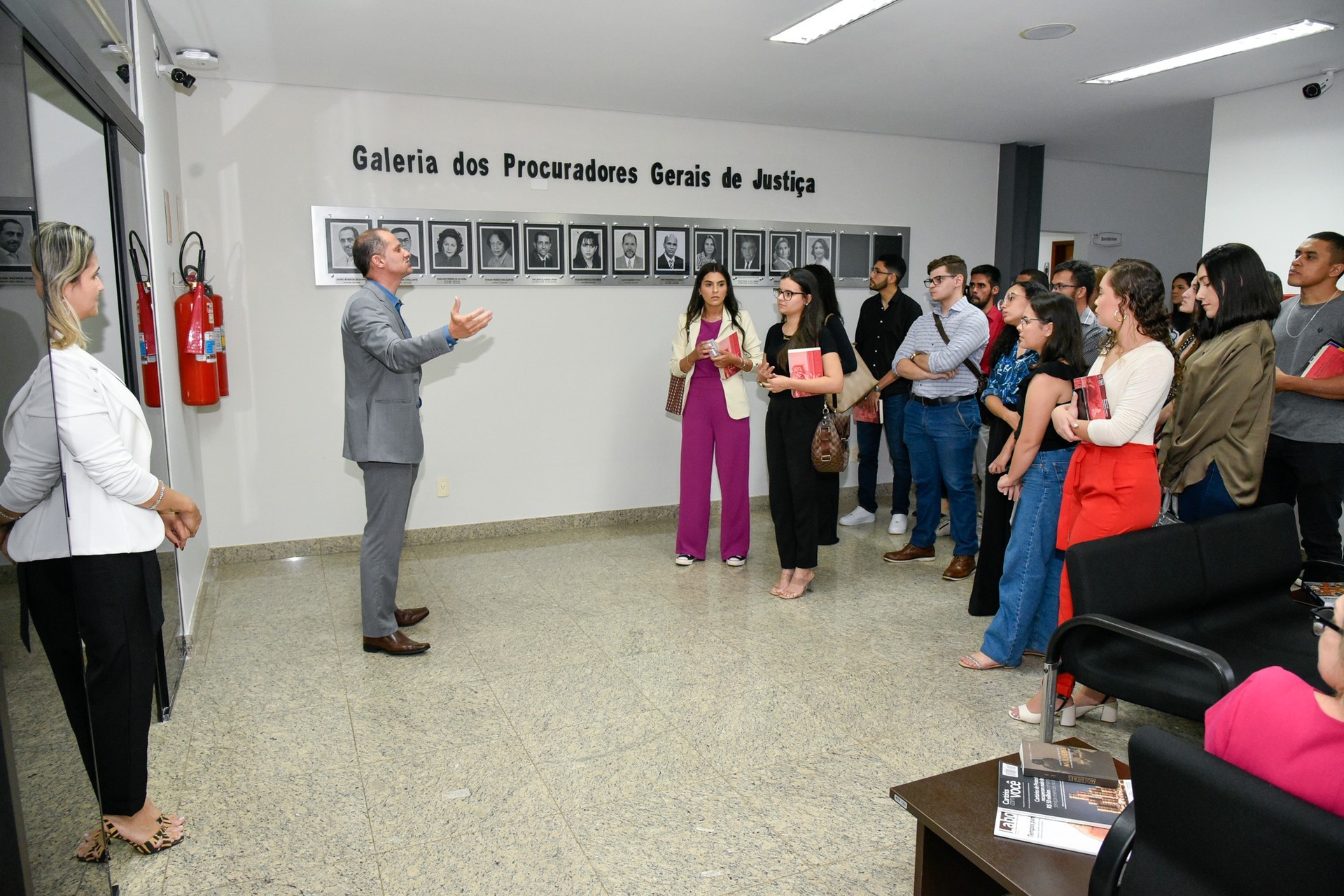 Chefe de gabinete da PGJ conduziu os estudantes em uma visita guiada na sede do MPTO, em Palmas