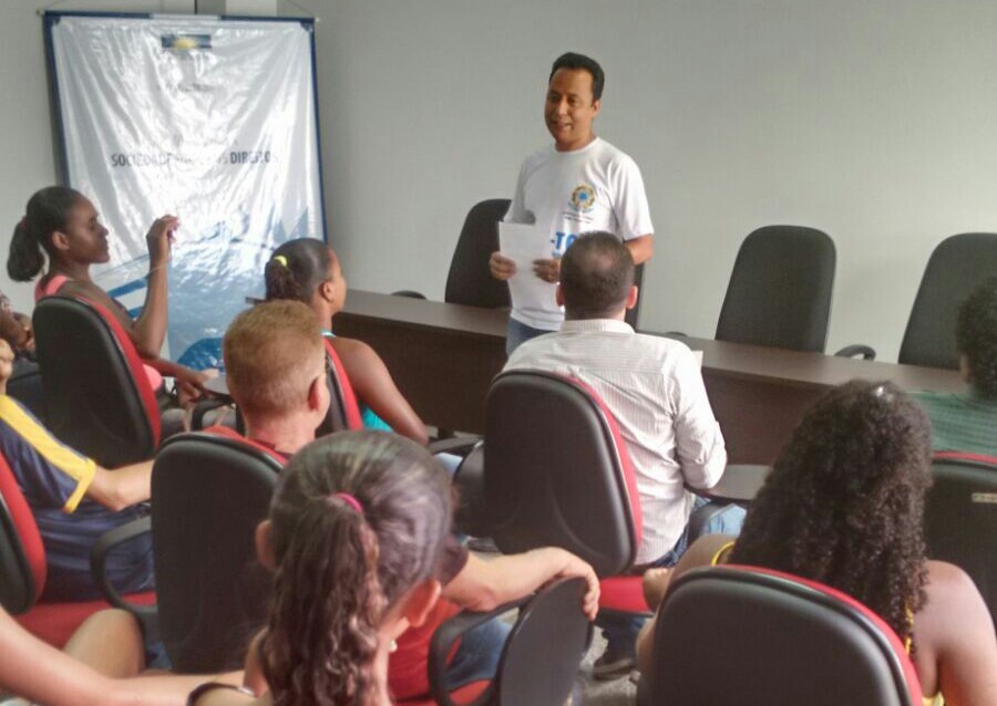 Membro do MPE durante palestra aos estudantes de Paranã
