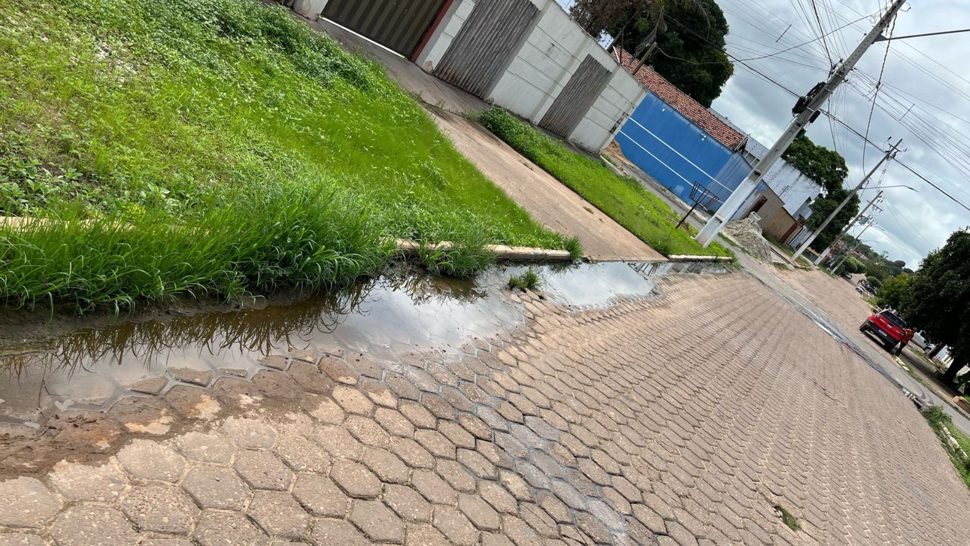 Flagrante do esgoto jogado na rua