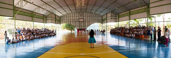 Grande plateia na cerimônia de abertura