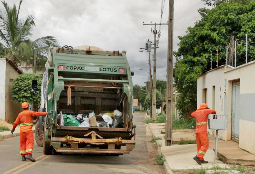 Conforme a ação, os serviços de recolhimento de resíduos sólidos e limpeza no município vinham sendo realizados sem os mínimos critérios de qualidade, o que causou graves prejuízos à população.