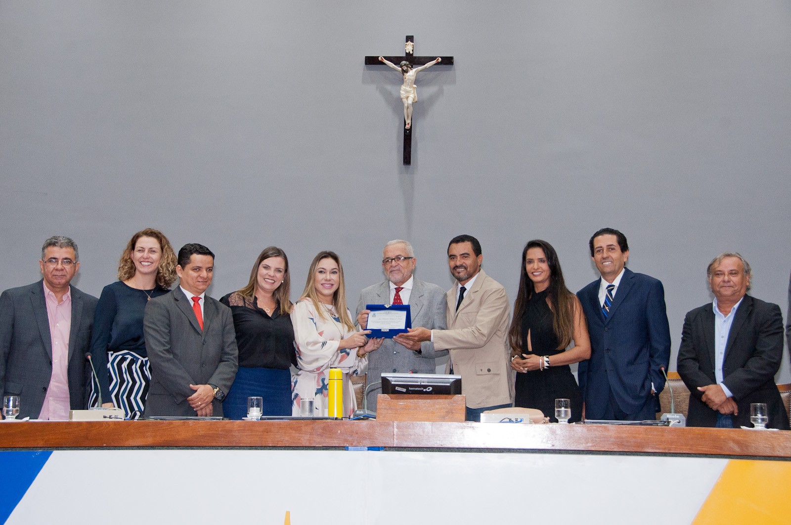 Momento da concessão de placa de homenagem