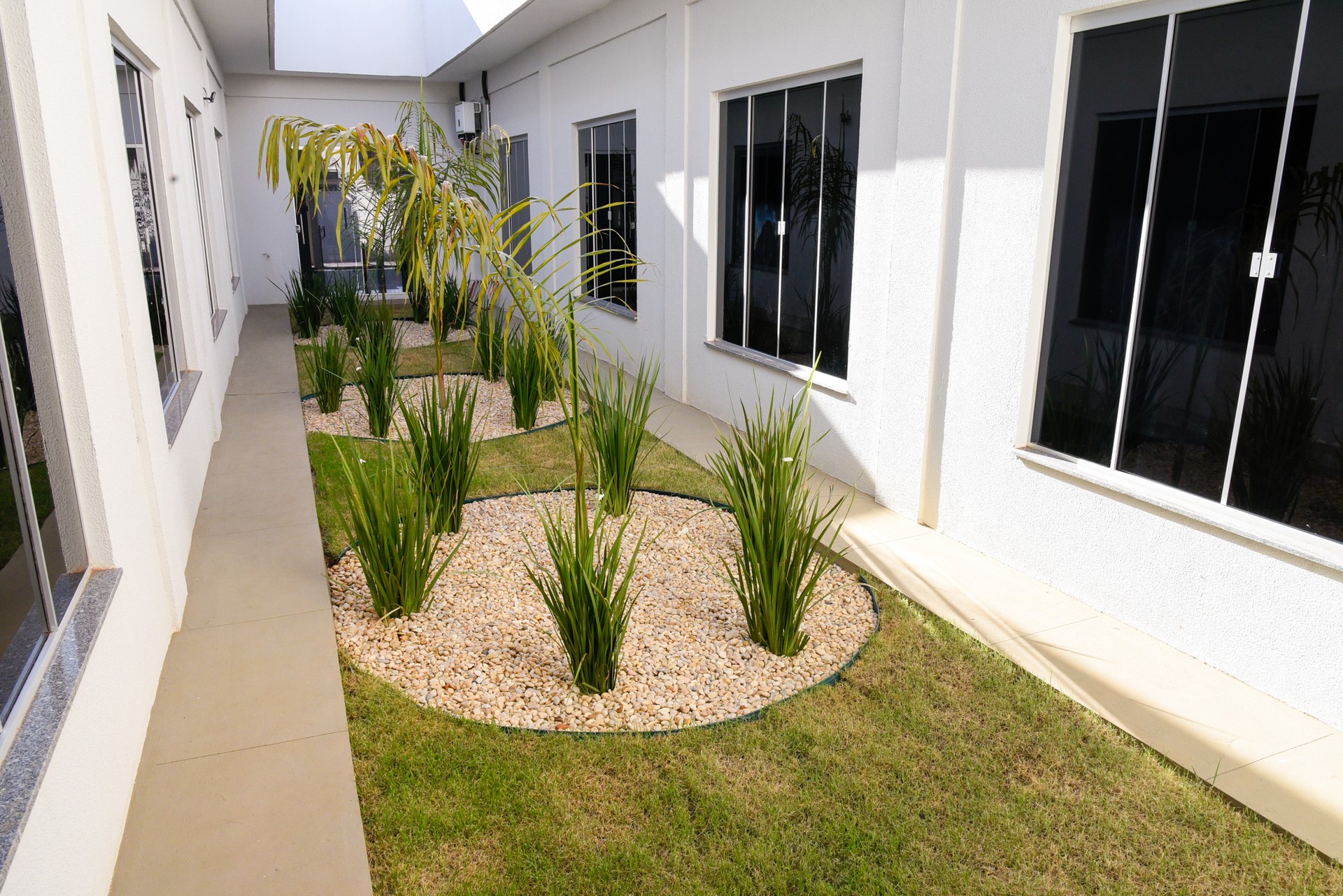 Jardim interno na nova sede do MPTO, em Paraíso do Tocantins