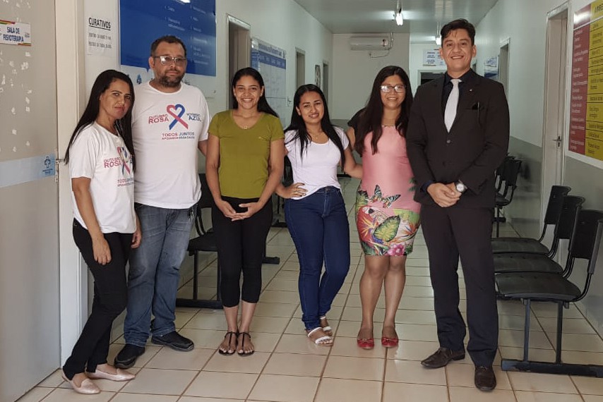Promotor de Justiça durante visita a unidade de saúde