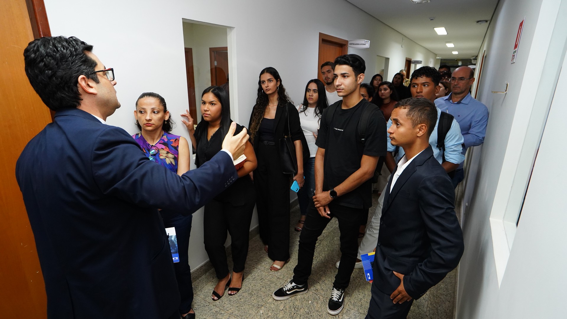 Acadêmicos da Unitop em tour pelo prédio do MPTO