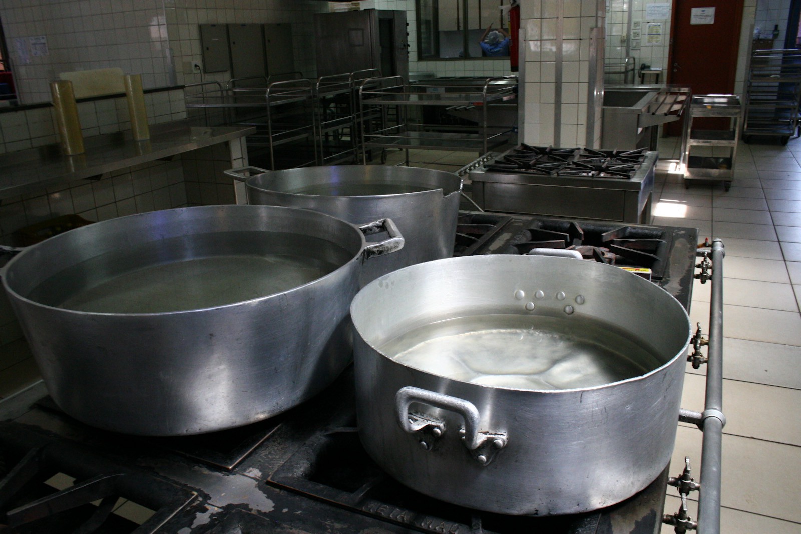 Panelas sem alimentos