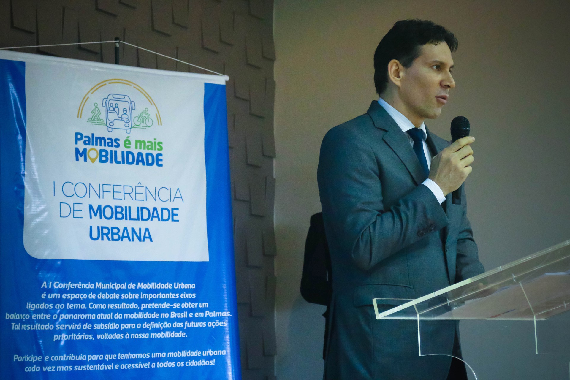 A conferência acontece na Câmara de Vereadores da capital