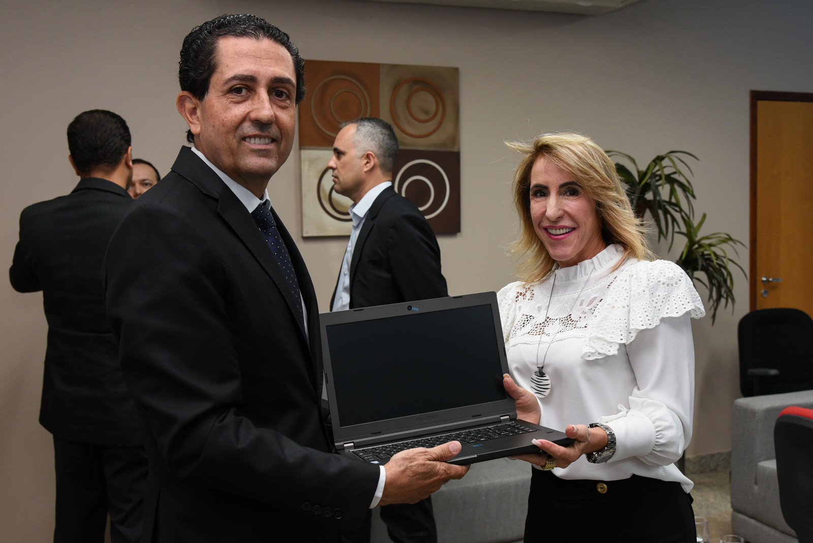 Maria Natal com o notebook mais moderno