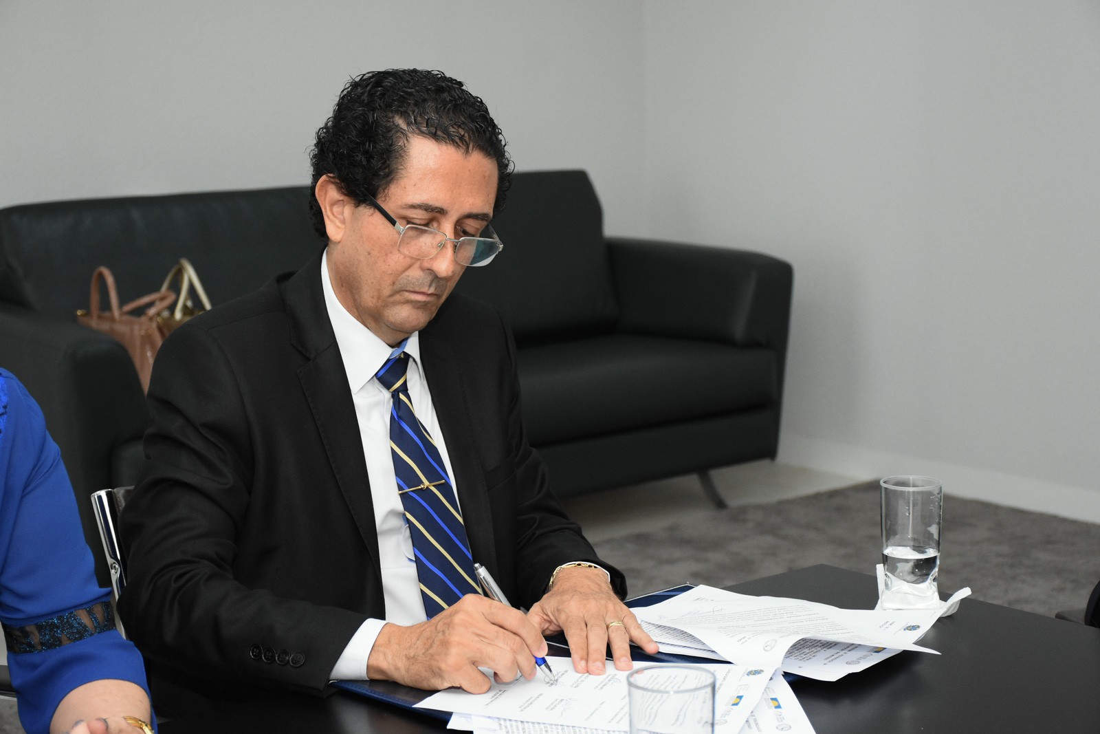 Procurador-Geral de Justiça ao assinar o termo