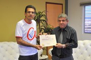 Presidente da Associação entrega certificado ao PGJ