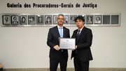 Placa de homenagem entregue pelo procurador-geral de Justiça, Luciano Casaroti