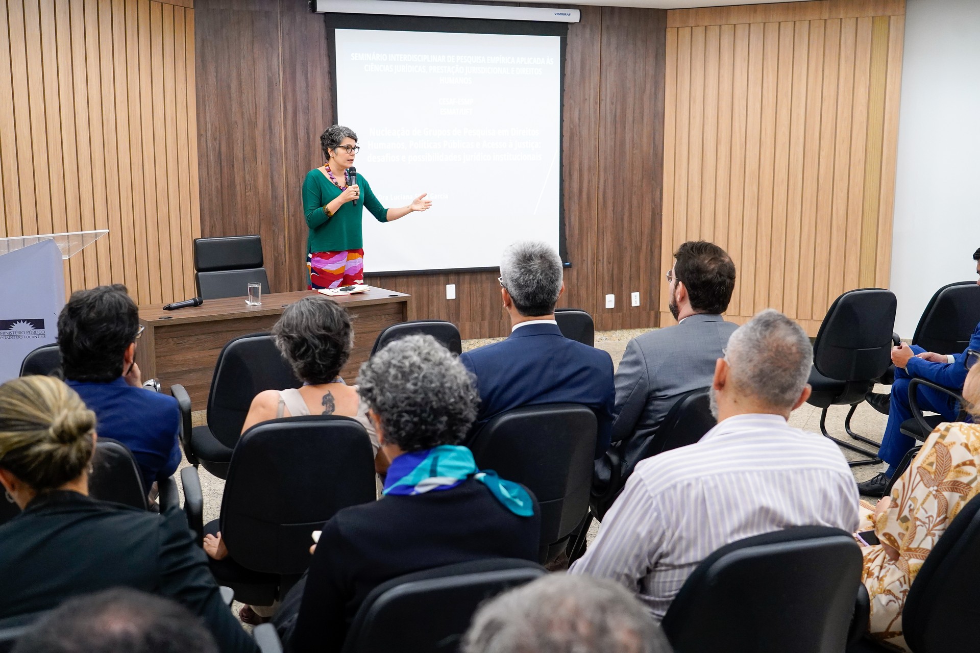 A primeira palestra foi proferida pela docente do Instituto Brasiliense de Direito Público (IDP), Dra. Luciana Silva Garcia.