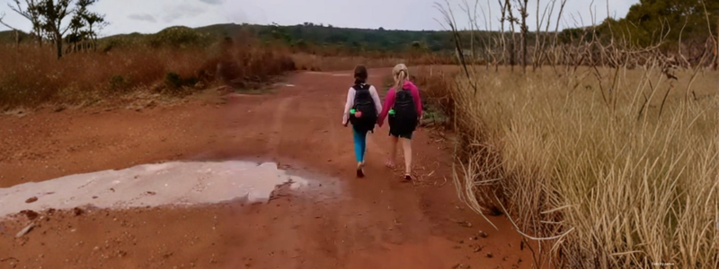 As crianças percorreo o trajeto até a escola a pé, sob condições climáticas adversas, o que comprometia a frequência escolar.