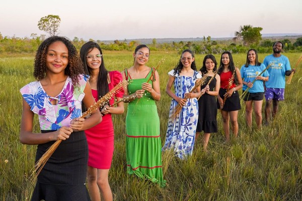 As seis estudantes premiadas e seus professores orientadores no campo do Capim Dourado