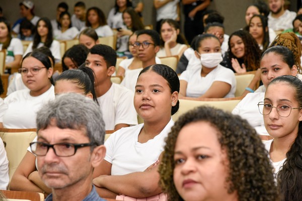 Estudantes estiveram presentes à solenidade de lançamento