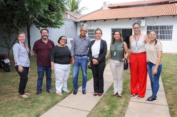 Promotora de Justiça Araína Cesárea juntamente com os conselheiros e servidoras do CaoSaúde