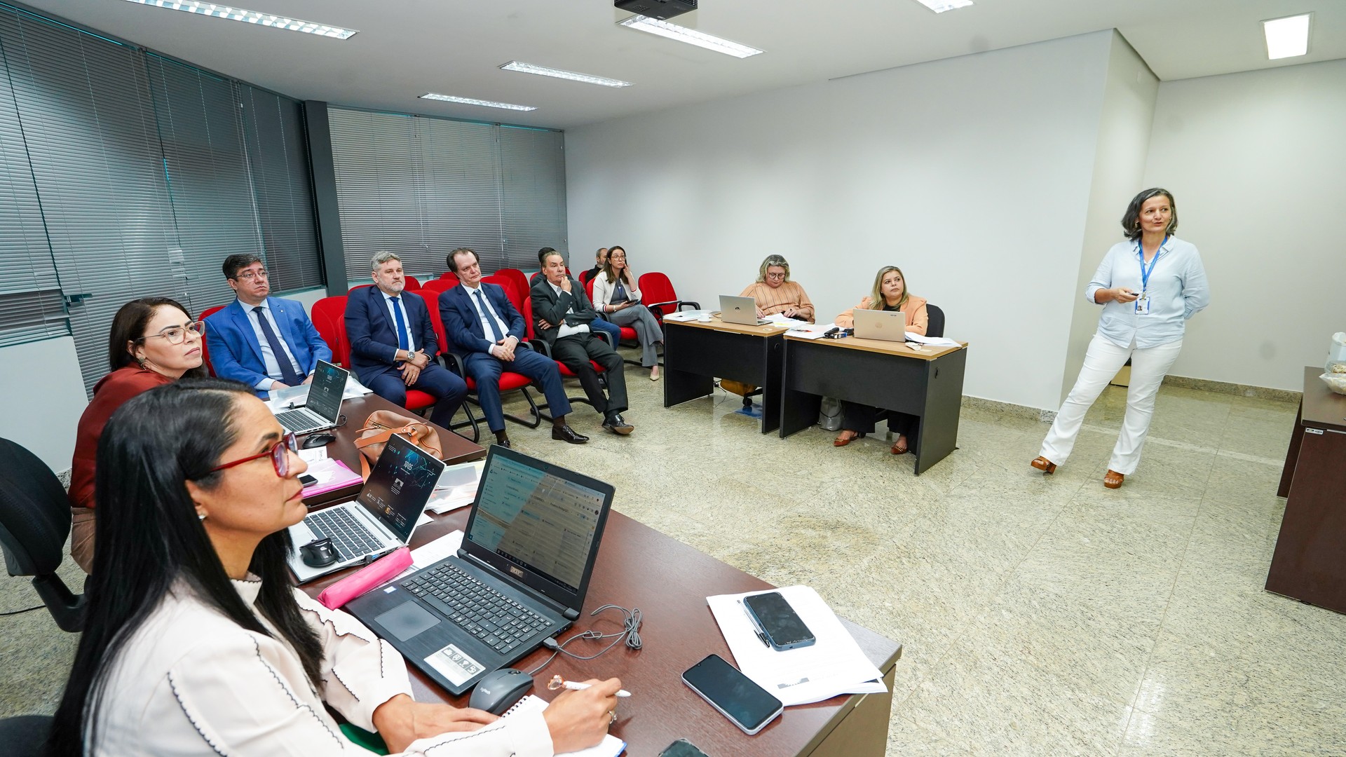 Coordenadora Pedagógica do Cesaf/ESMP, Cleivane Peres dos Reis, apresenta à comissão avaliadora e Conselho Administrativo Consultivo