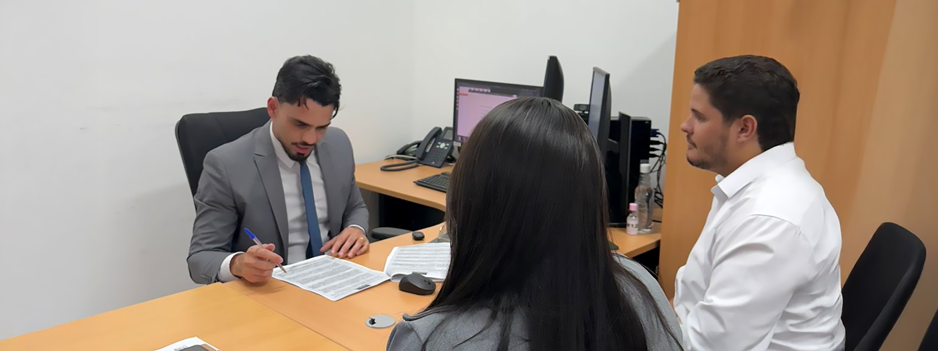 Participaram da reunião o secretário municipal de Meio Ambiente e Recursos Hídricos, Enzo Dourado Plínio, e a assistente jurídica Luana Gomes dos Santos.