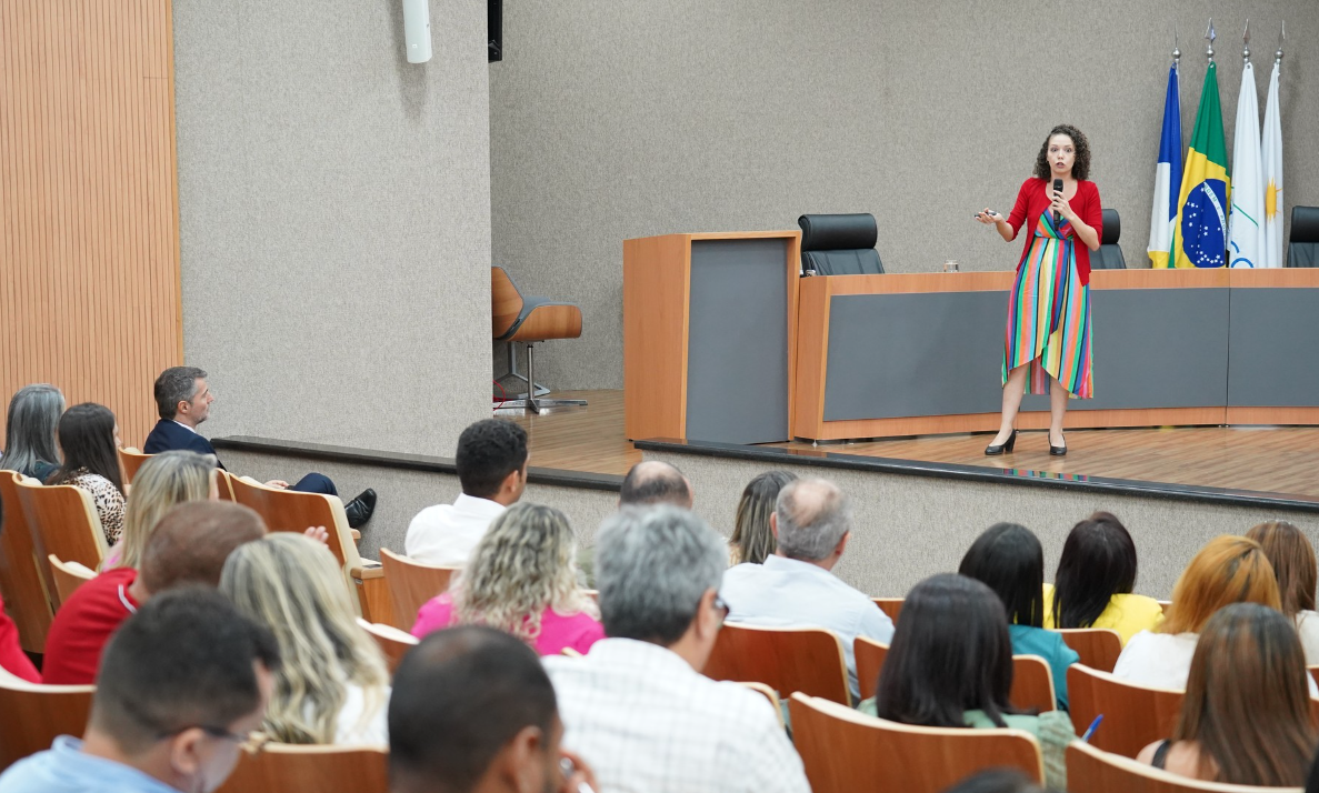 a promotora de Justiça Mirella de Carvalho Buzys Monteiro, do Ministério Público de São Paulo (MPSP), palestrou sobre o direito à aprendizagem e o papel da educação e da rede de proteção.