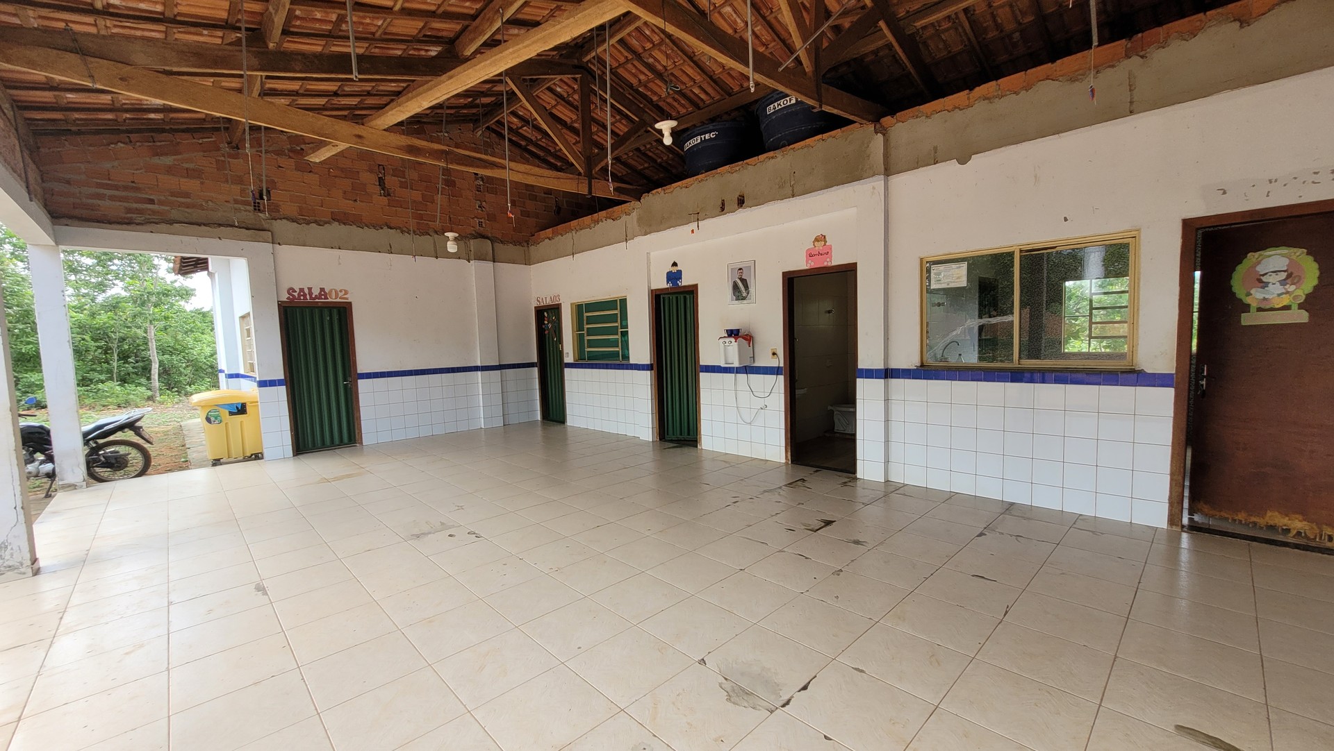 Prefeitura garantiu que vai refazer o forro da escolha e outras melhorias como pintura e trocas de portas