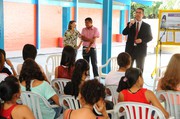 Promotor conversa com alunos