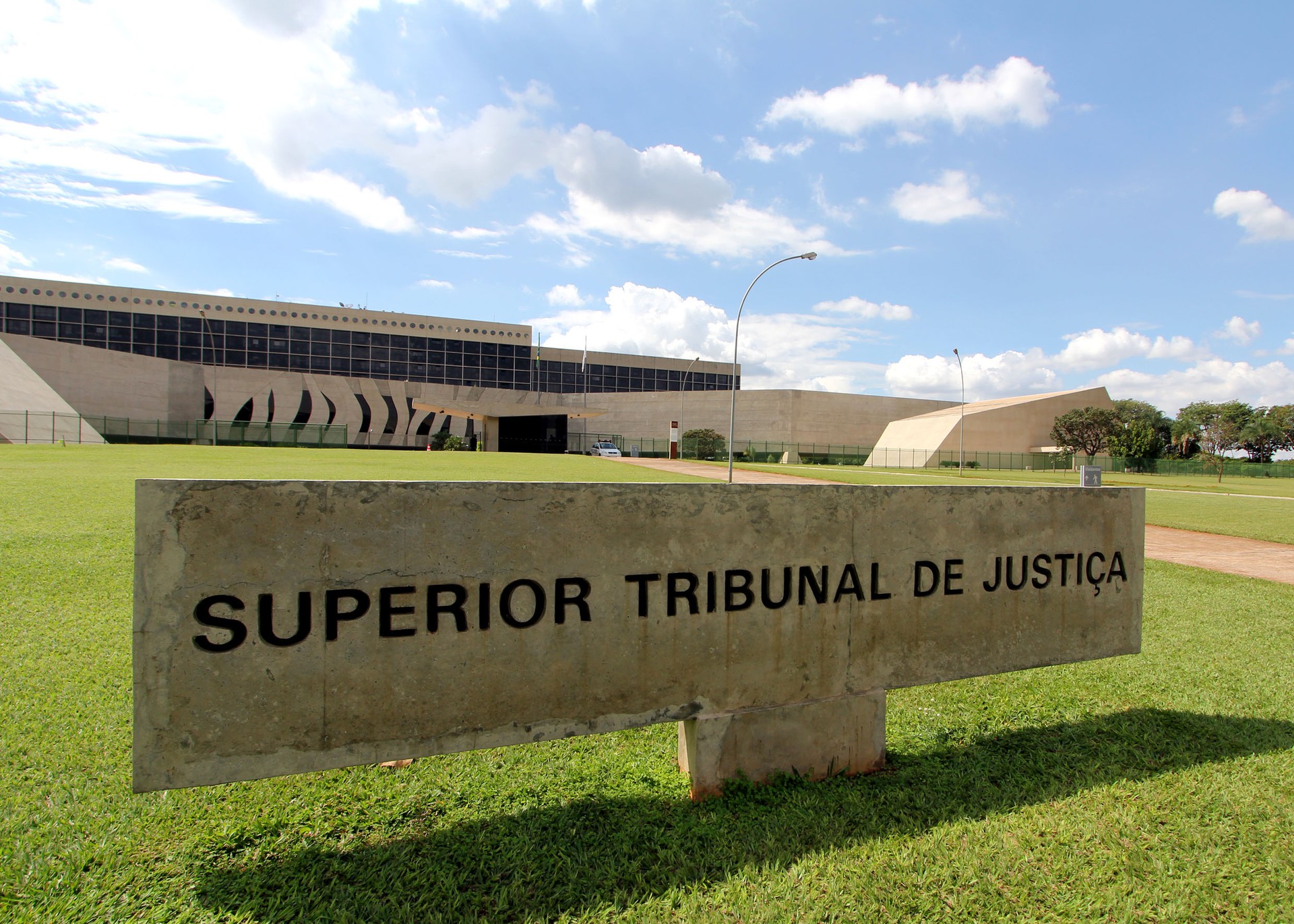 1.825 acórdãos (decisões colegiadas) 