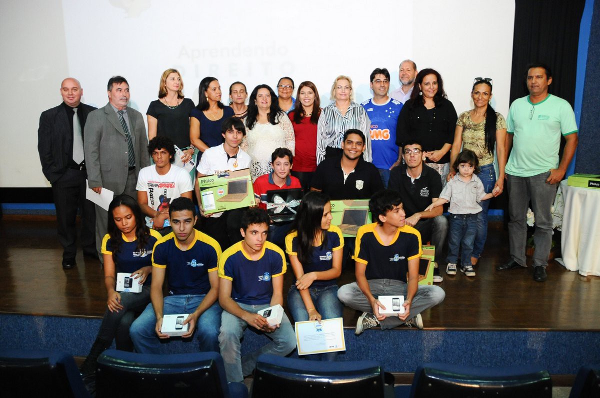 Estudantes felizes com a premiação